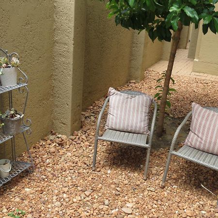 Beautiful Studio! Modern, Secure,Comfy Stay In Windhoek Golf Estate Exterior foto
